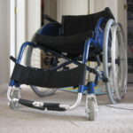 Fauteuil roulant manuel pliant et léger utilisé pour les transferts à domicile et les sorties accompagnées