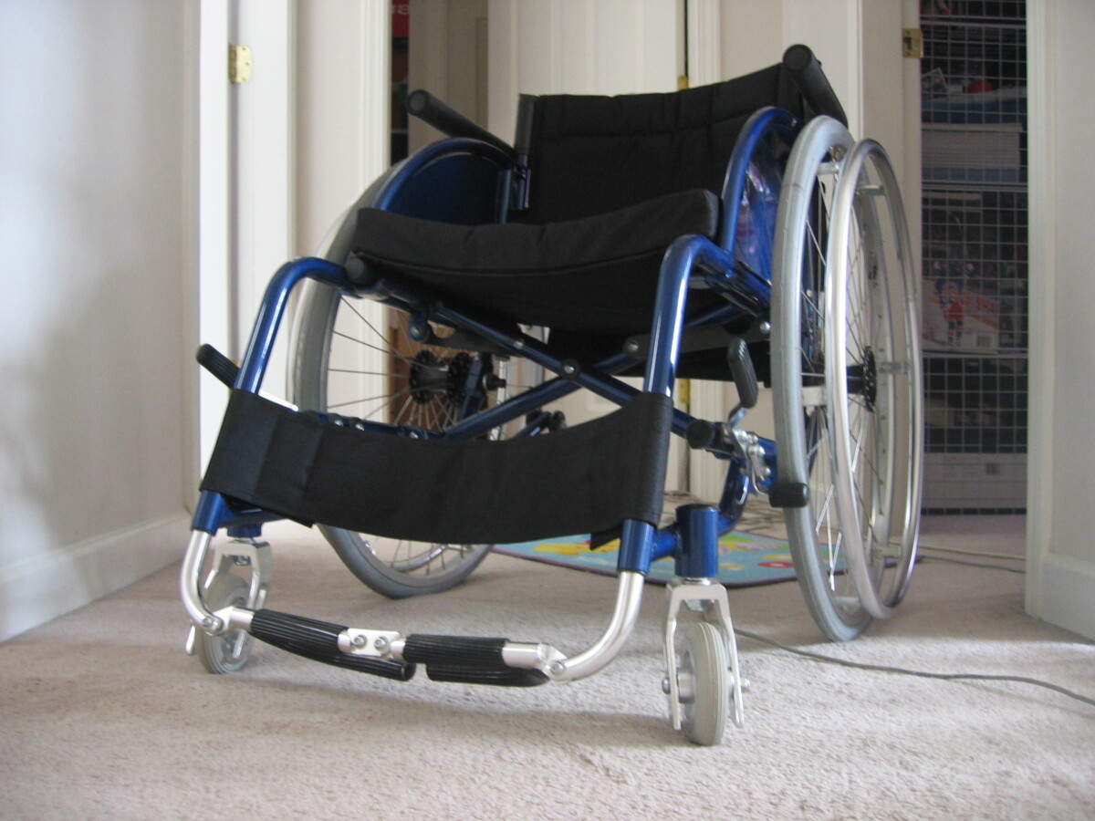 Fauteuil roulant manuel pliant et léger utilisé pour les transferts à domicile et les sorties accompagnées