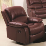 Fauteuil de repos inclinable sur fond neutre, proche des fauteuils releveurs électriques utilisés pour le maintien à domicile