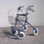 Rollator quatre roues avec siège, panier et freins, une aide à la marche pour l'intérieur et l'extérieur