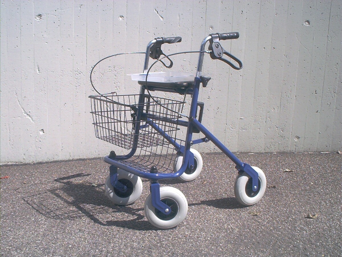 Rollator quatre roues avec siège, panier et freins, une aide à la marche pour l'intérieur et l'extérieur